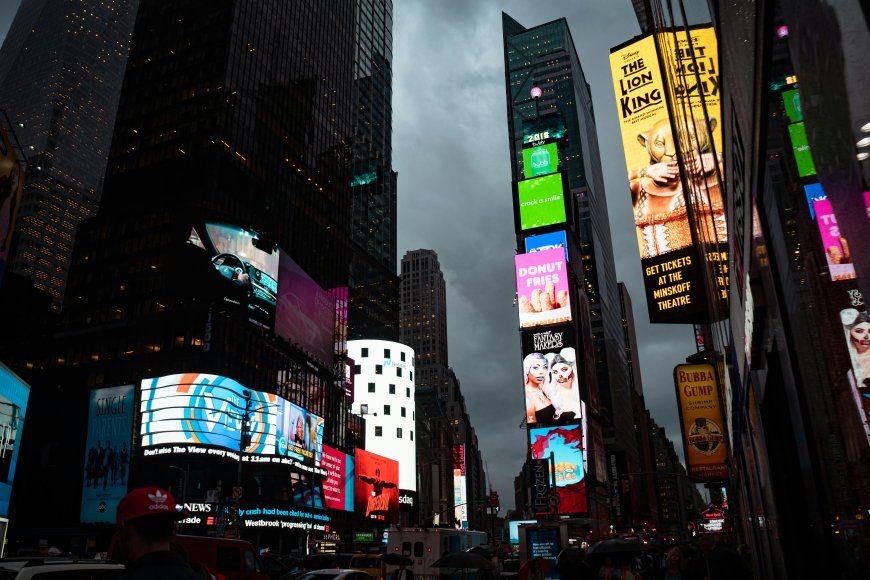 Unlocking 2024's Digital Signage Trends: Double Your Business Impact